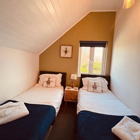 Cotswolds Lakeside Lodge - Nesbitt'S Nest サウス・サーニー エクステリア 写真