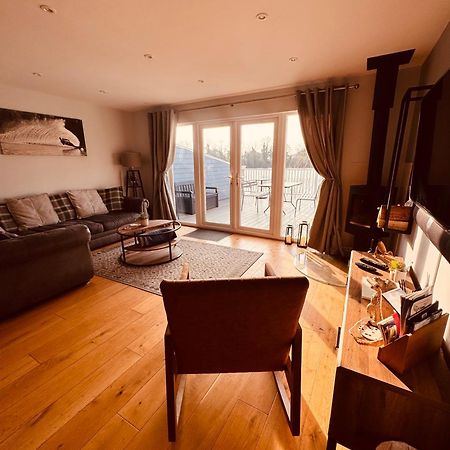 Cotswolds Lakeside Lodge - Nesbitt'S Nest サウス・サーニー エクステリア 写真