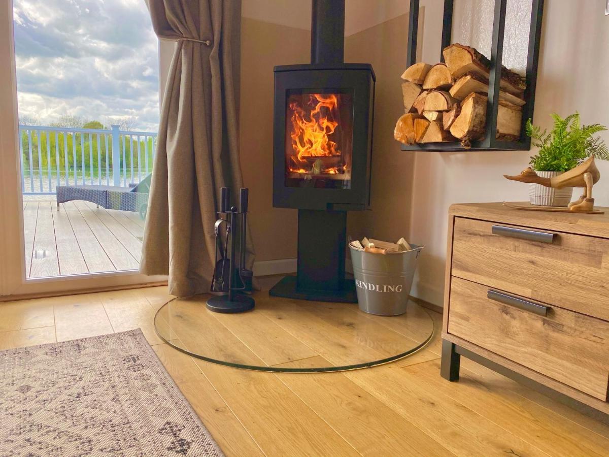 Cotswolds Lakeside Lodge - Nesbitt'S Nest サウス・サーニー エクステリア 写真