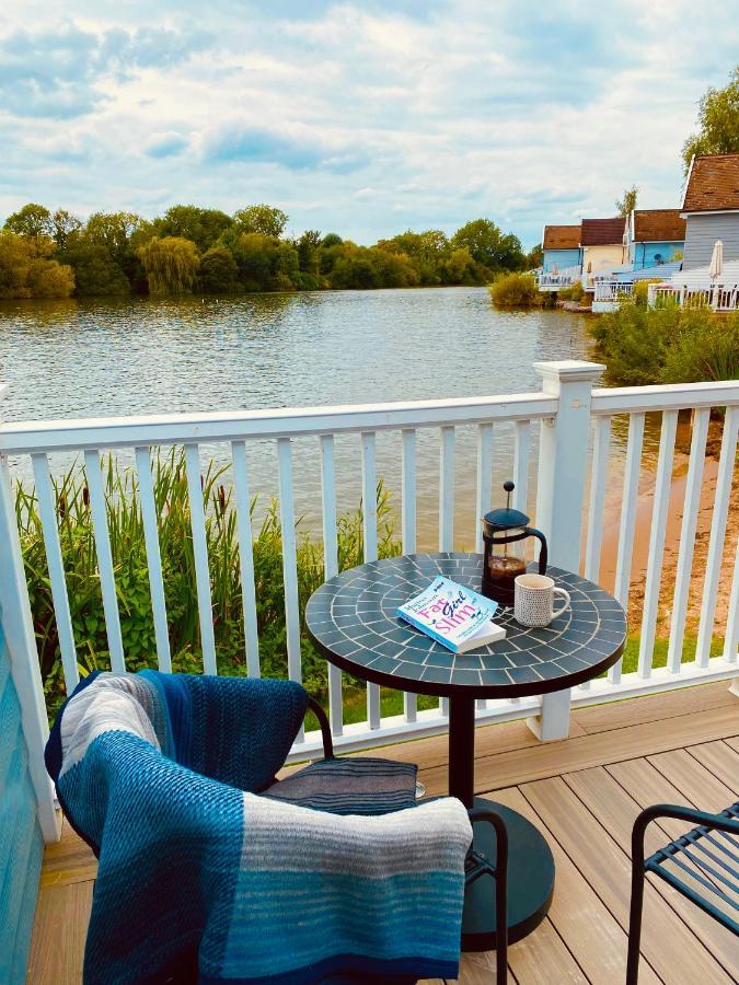 Cotswolds Lakeside Lodge - Nesbitt'S Nest サウス・サーニー エクステリア 写真
