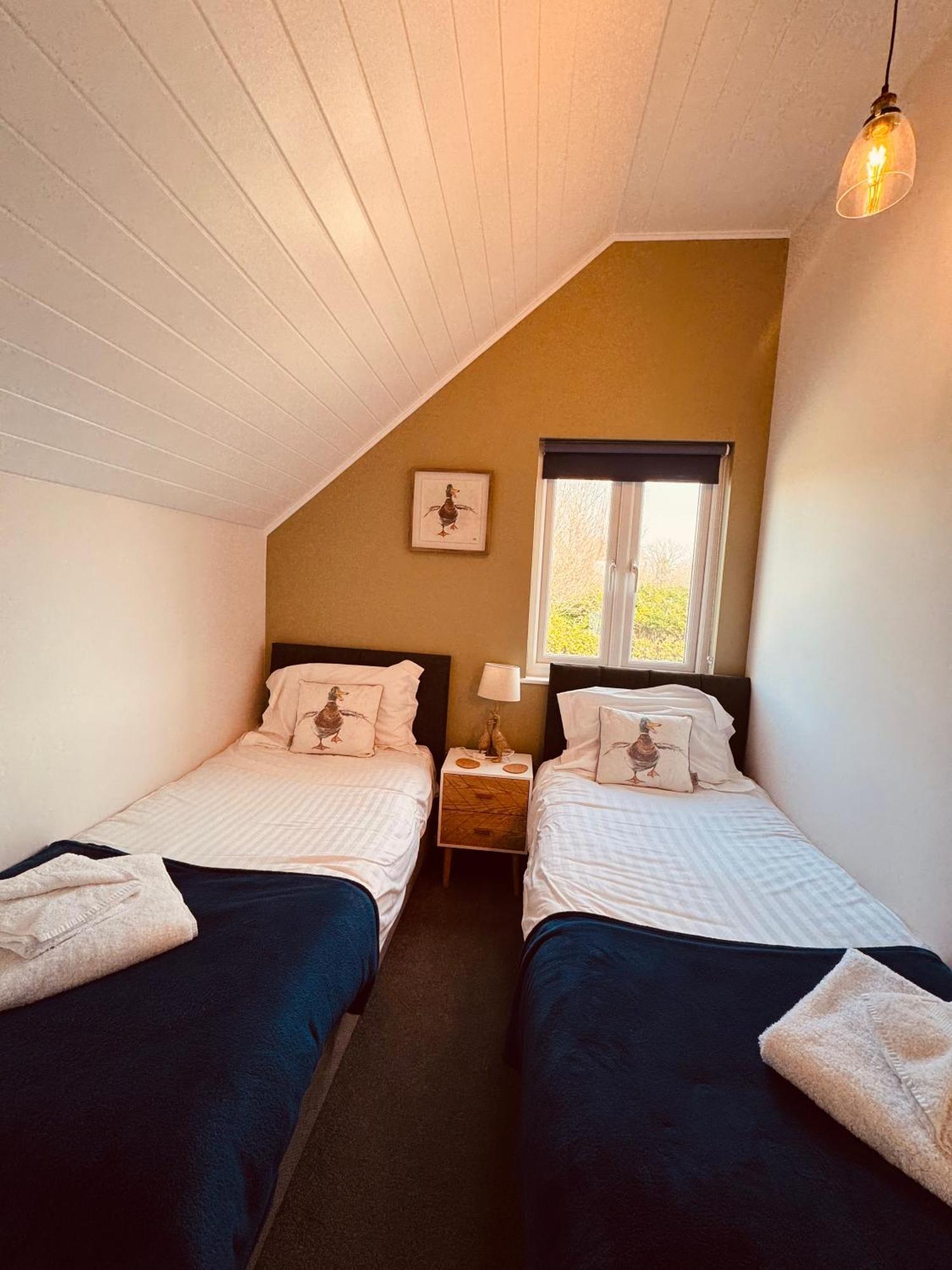 Cotswolds Lakeside Lodge - Nesbitt'S Nest サウス・サーニー エクステリア 写真