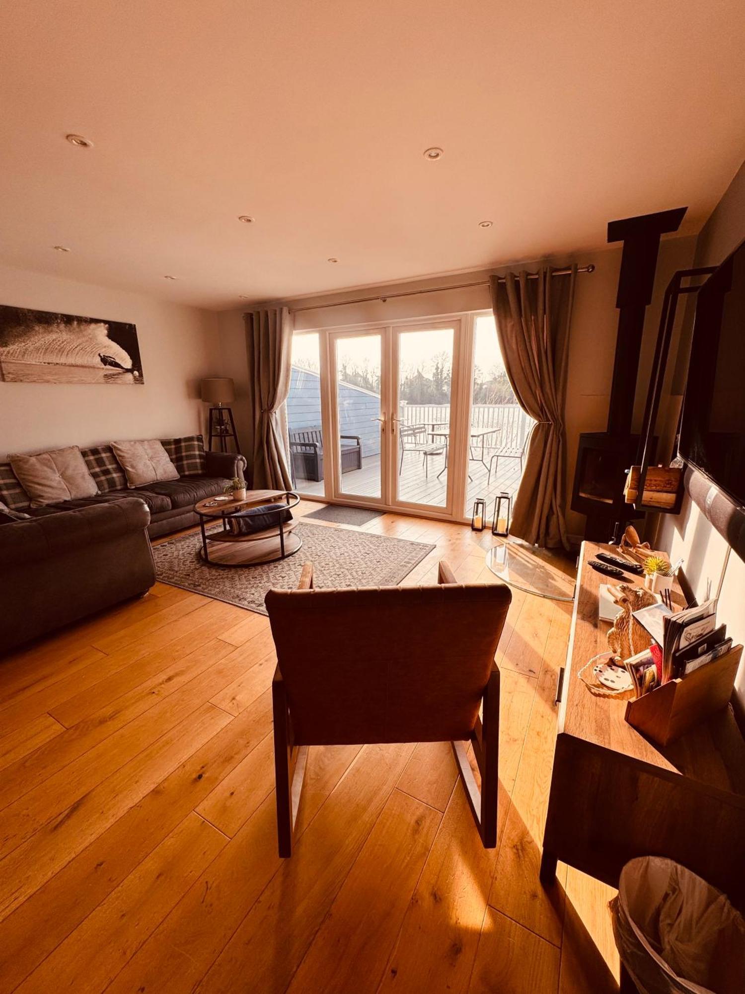 Cotswolds Lakeside Lodge - Nesbitt'S Nest サウス・サーニー エクステリア 写真